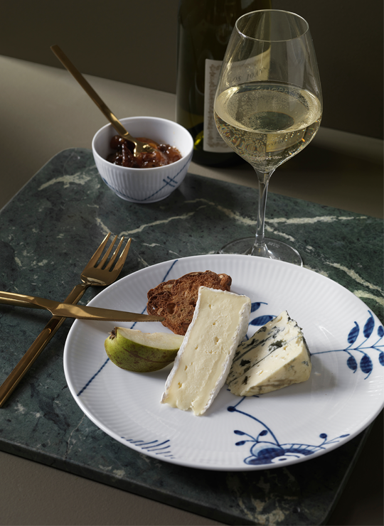 blue-fluted-mega-plate-royal-copenhagen